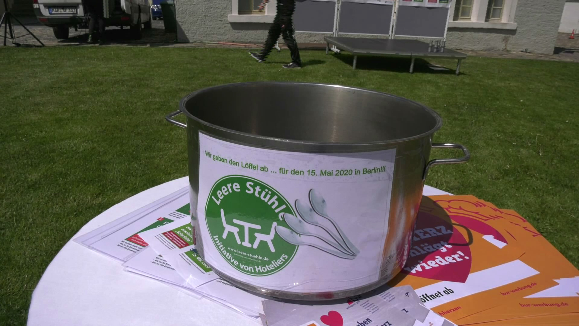 MEgional am 11. Mai mit der Protestaktion "Leere Stühle" in Olbernhau